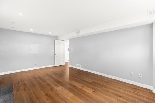 219 26Th Street E, North Vancouver, BC 