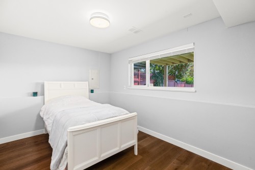 219 26Th Street E, North Vancouver, BC 