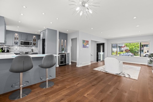 219 26Th Street E, North Vancouver, BC 