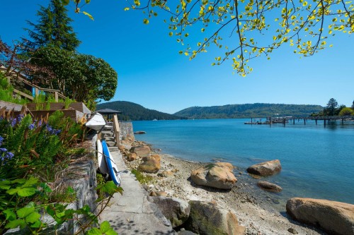 4455 Harris Place, North Vancouver, BC 