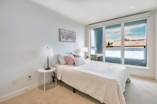 402-1061 Marine Drive, North Vancouver, BC 