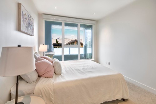402-1061 Marine Drive, North Vancouver, BC 