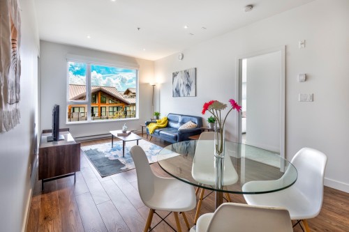 402-1061 Marine Drive, North Vancouver, BC 