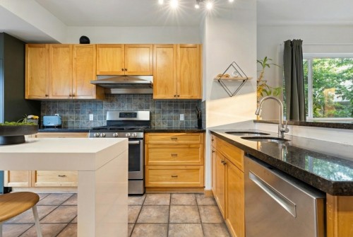 261 4Th Street E, North Vancouver, BC 