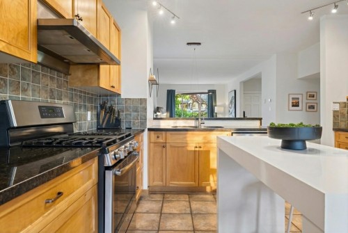 261 4Th Street E, North Vancouver, BC 