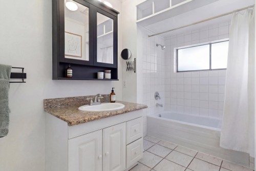 261 4Th Street E, North Vancouver, BC 