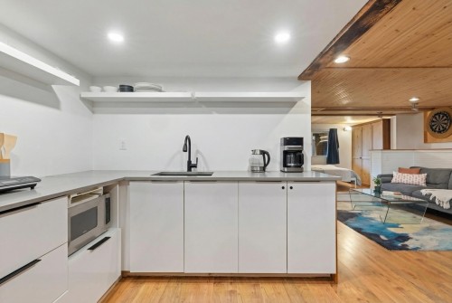 261 4Th Street E, North Vancouver, BC 