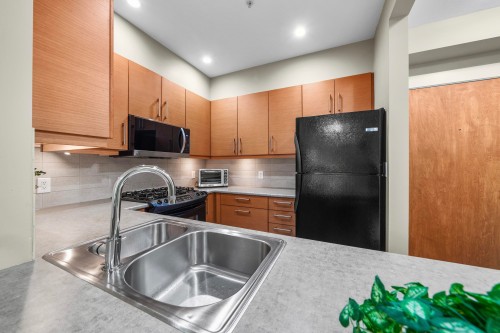 208-188 29 Street W, North Vancouver, BC - Indoor Photo Showing Kitchen With Double Sink