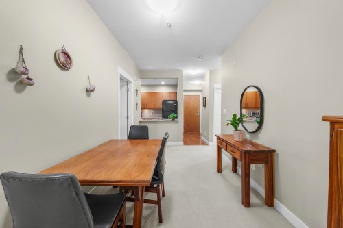 208-188 29 Street W, North Vancouver, BC - Indoor Photo Showing Dining Room