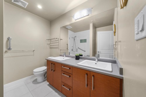 208-188 29 Street W, North Vancouver, BC - Indoor Photo Showing Bathroom