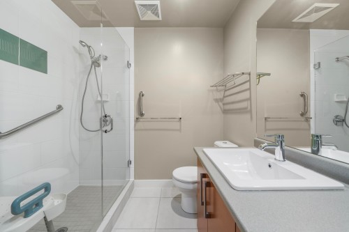 208-188 29 Street W, North Vancouver, BC - Indoor Photo Showing Bathroom