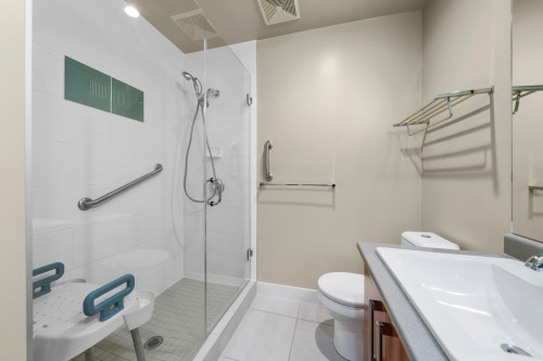 208-188 29 Street W, North Vancouver, BC - Indoor Photo Showing Bathroom