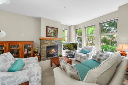 208-188 29 Street W, North Vancouver, BC - Indoor Photo Showing Living Room With Fireplace