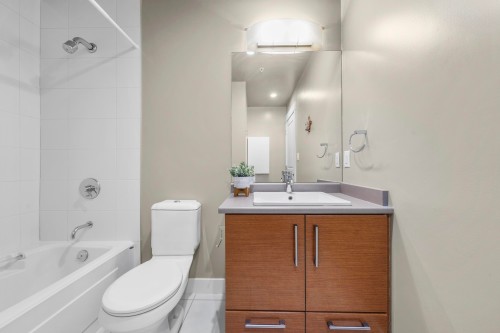 208-188 29 Street W, North Vancouver, BC - Indoor Photo Showing Bathroom