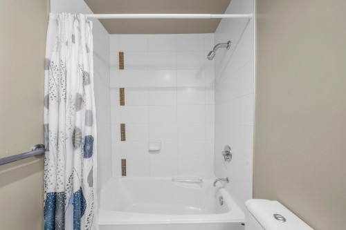 208-188 29 Street W, North Vancouver, BC - Indoor Photo Showing Bathroom