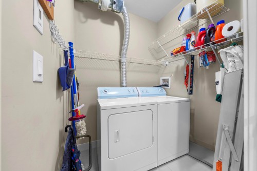 208-188 29 Street W, North Vancouver, BC - Indoor Photo Showing Laundry Room