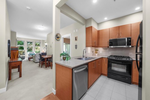 208-188 29 Street W, North Vancouver, BC - Indoor Photo Showing Kitchen With Double Sink