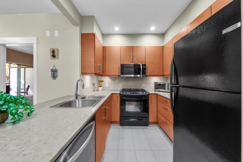 208-188 29 Street W, North Vancouver, BC - Indoor Photo Showing Kitchen With Double Sink