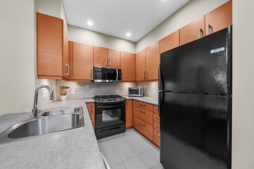208-188 29 Street W, North Vancouver, BC - Indoor Photo Showing Kitchen With Double Sink