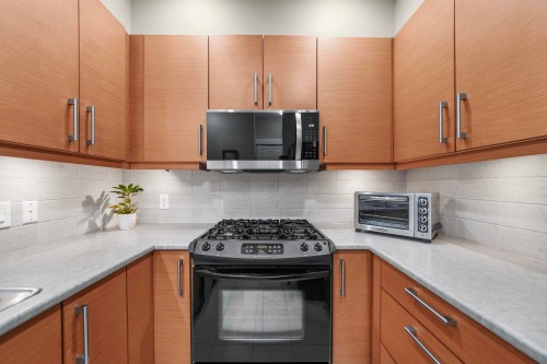 208-188 29 Street W, North Vancouver, BC - Indoor Photo Showing Kitchen