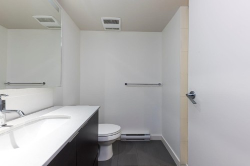 302-1677 Lloyd Avenue, North Vancouver, BC 