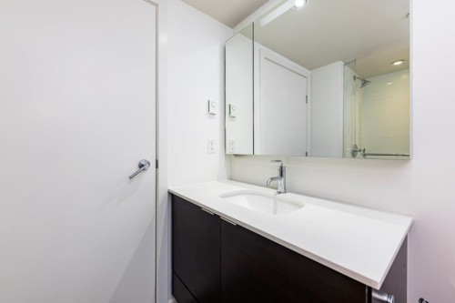 302-1677 Lloyd Avenue, North Vancouver, BC 