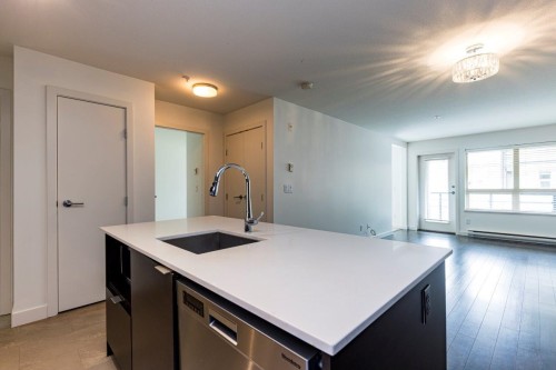302-1677 Lloyd Avenue, North Vancouver, BC 