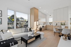 2754 Graveley Street Vancouver, BC V5K 3J7