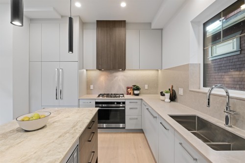 2238 5Th Avenue E, Vancouver, BC 