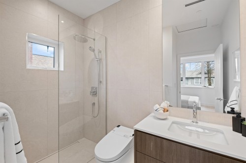 2238 5Th Avenue E, Vancouver, BC 