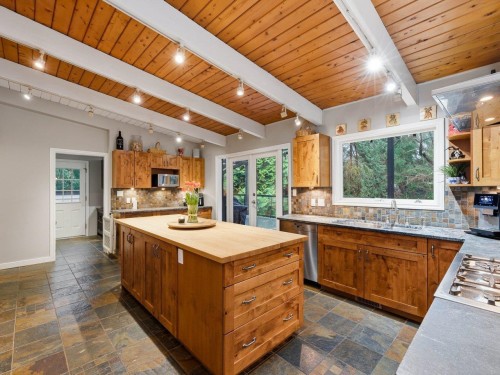 837 Wildwood Place, West Vancouver, BC 