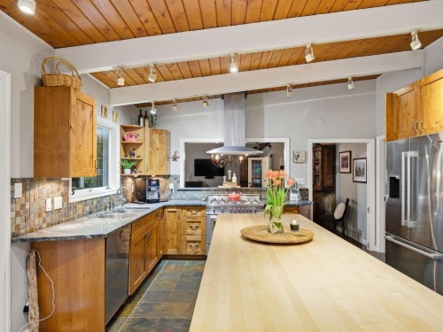 837 Wildwood Place, West Vancouver, BC 