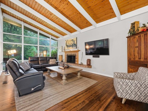 837 Wildwood Place, West Vancouver, BC 