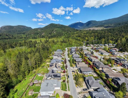 1012 Jay Crescent, Squamish, BC 