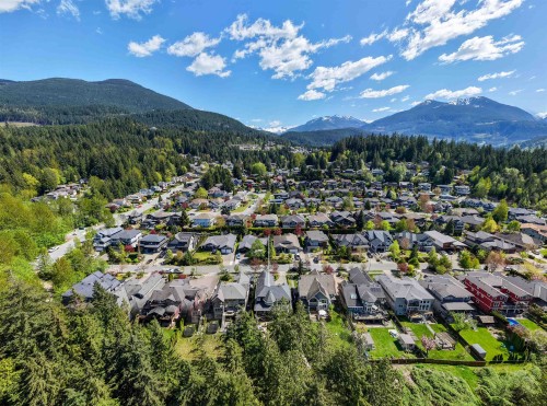 1012 Jay Crescent, Squamish, BC 