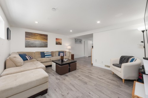 300 25Th Street E, North Vancouver, BC 