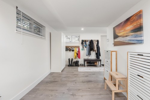 300 25Th Street E, North Vancouver, BC 