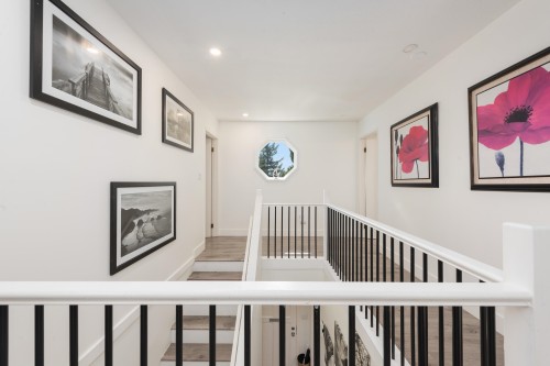 300 25Th Street E, North Vancouver, BC 