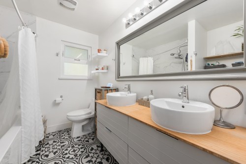 300 25Th Street E, North Vancouver, BC 