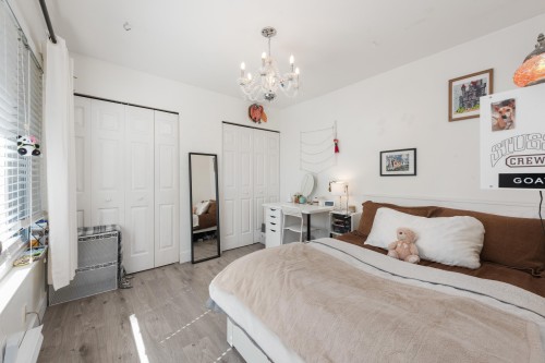 300 25Th Street E, North Vancouver, BC 