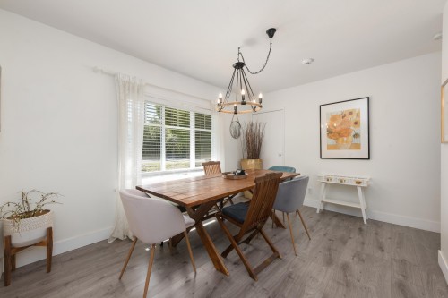 300 25Th Street E, North Vancouver, BC 