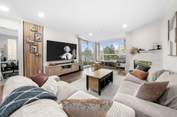 305-1318 6th Avenue W Vancouver, BC V6H 1A7