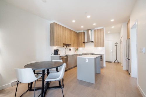 207-7599 15Th Street, Burnaby, BC 