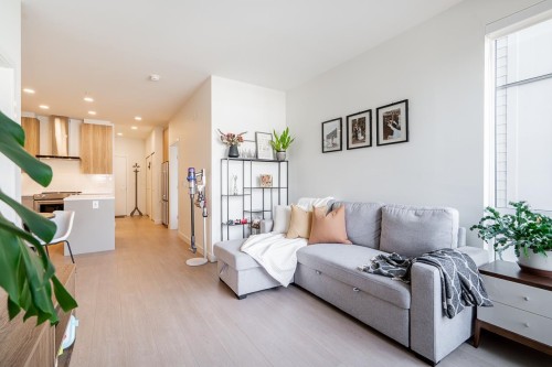 207-7599 15Th Street, Burnaby, BC 
