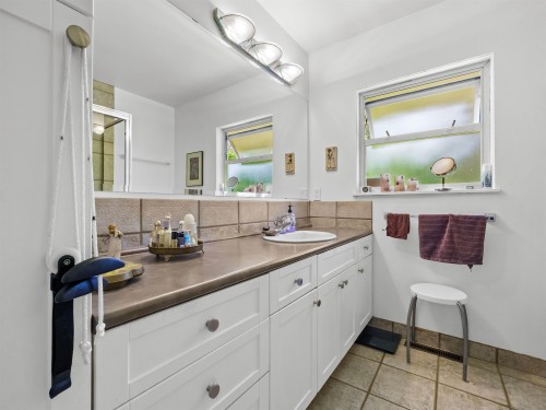 998 Fairway Drive, North Vancouver, BC 