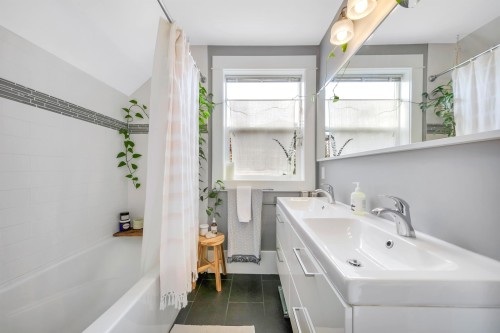 827 16Th Avenue E, Vancouver, BC 