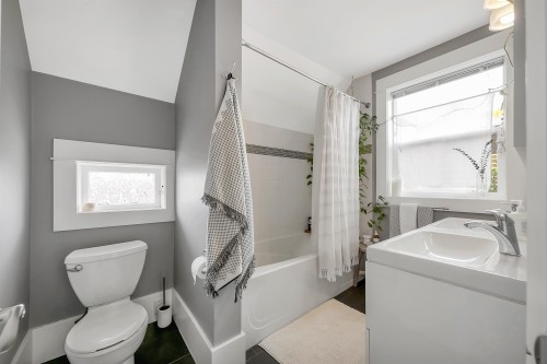 827 16Th Avenue E, Vancouver, BC 