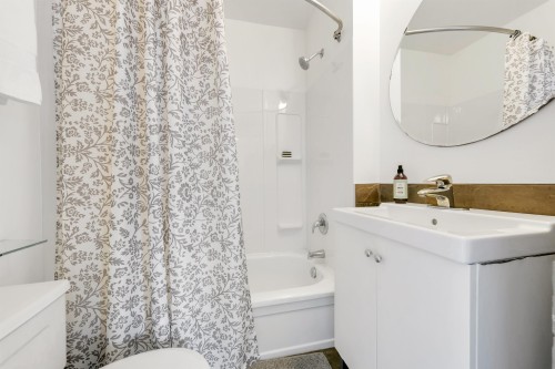 827 16Th Avenue E, Vancouver, BC 