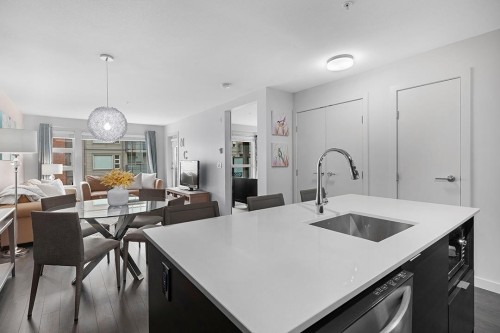 301-1673 Lloyd Avenue, North Vancouver, BC 