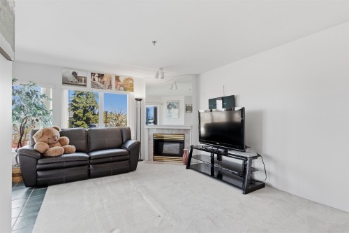 211-3250 Broadway W, Vancouver, BC 